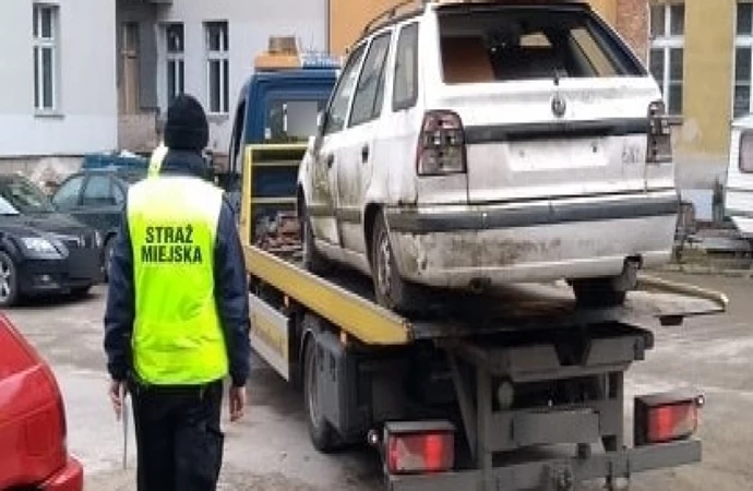 {Olsztyńska Straż Miejska kontynuuje usuwanie wraków samochodów z ulic Olsztyna.}