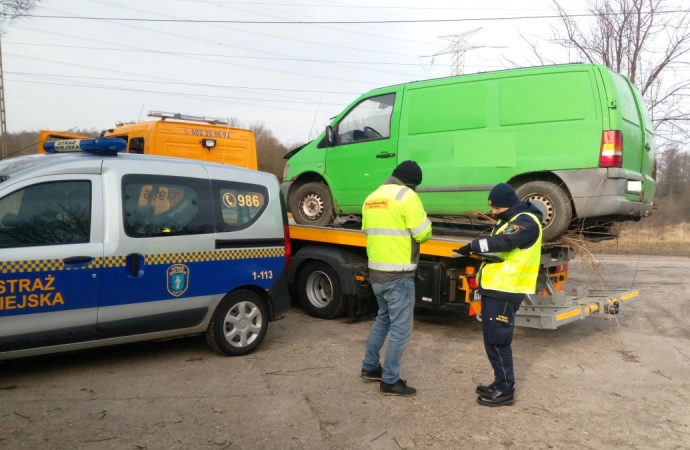 {Olsztyńska Straż Miejska wciąż usuwa wraki z ulic stolicy Warmii i Mazur.}