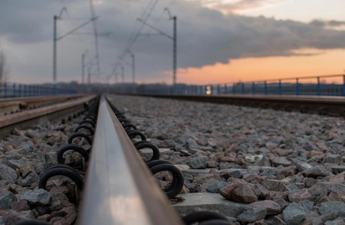 Kolejarze podpisali umowę na unijne dofinansowanie modernizacji i elektryfikacji linii Ełk – Giżycko.