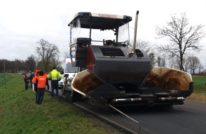 37-letni mężczyzna zmarł podczas prac na drodze nr 51 niedaleko Bezled. Prawdopodobnie poraził go prąd.